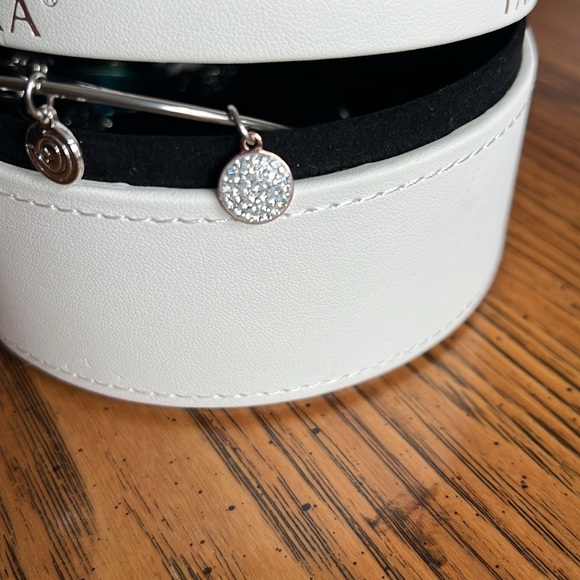 NWOTLove This Life Adjustable 3Charms Brac. 2tone TreeOfLife& Diamondlike circle - Picture 3 of 4